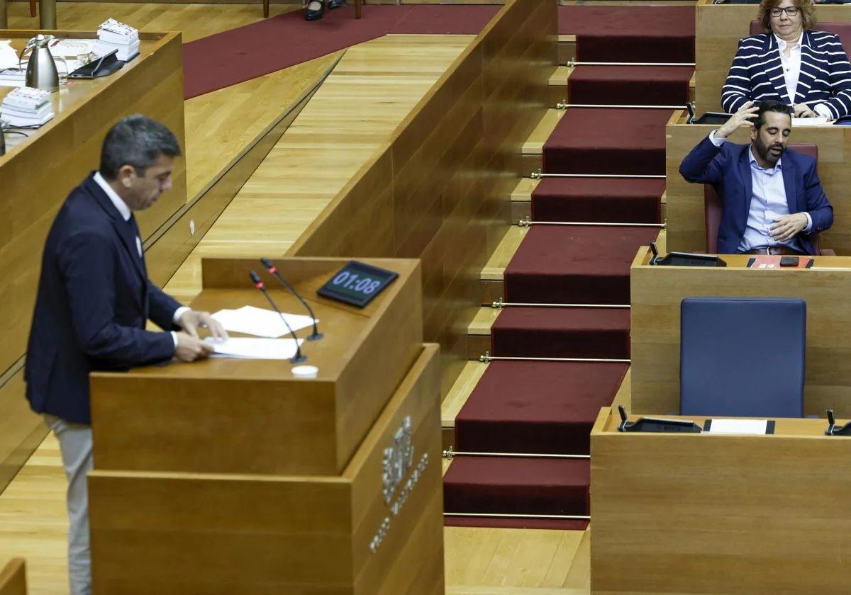 Mazón interviene en Les Corts mientras el socialista Muñoz muestra su rechazo.