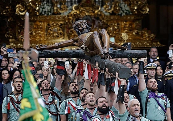 El Cristo de Mena, izado por la escuadra de gastadores, a los sones del 'Novio de la muerte'.