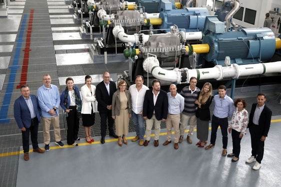 Los representantes de Acciona, de Amjasa y autoridades, en la planta desalinizadora.