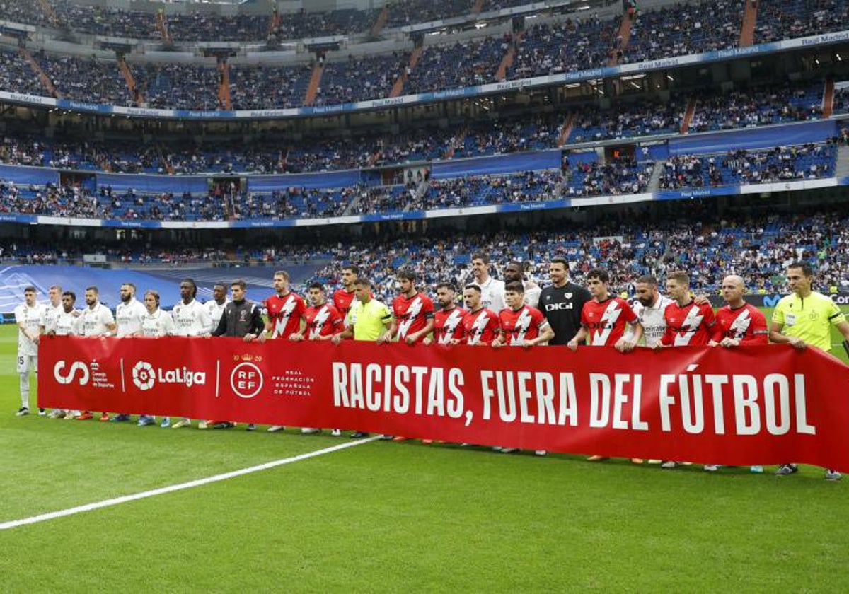 Pancarta en el Bernabéu tras el caso Vinícius.