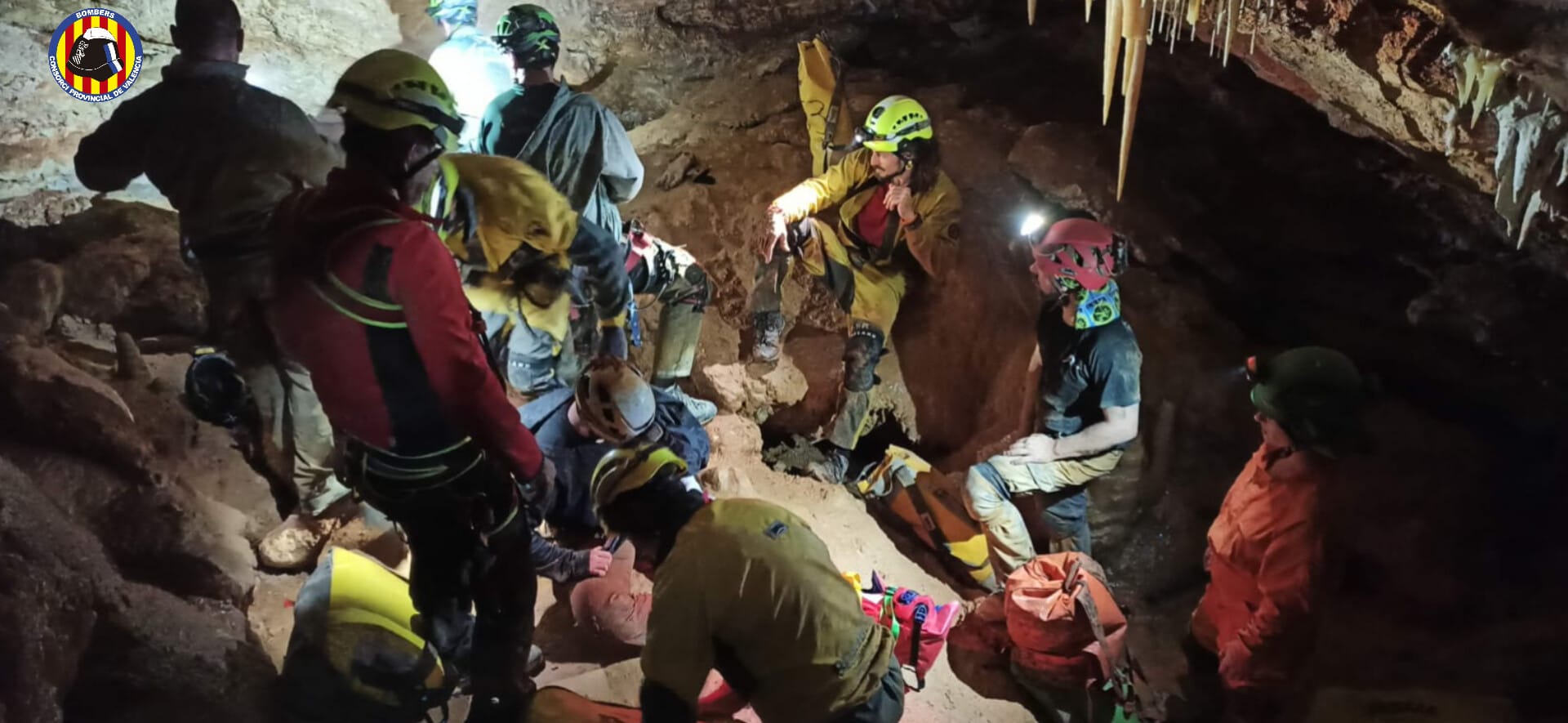 Trabajos de rescate en la cueva.