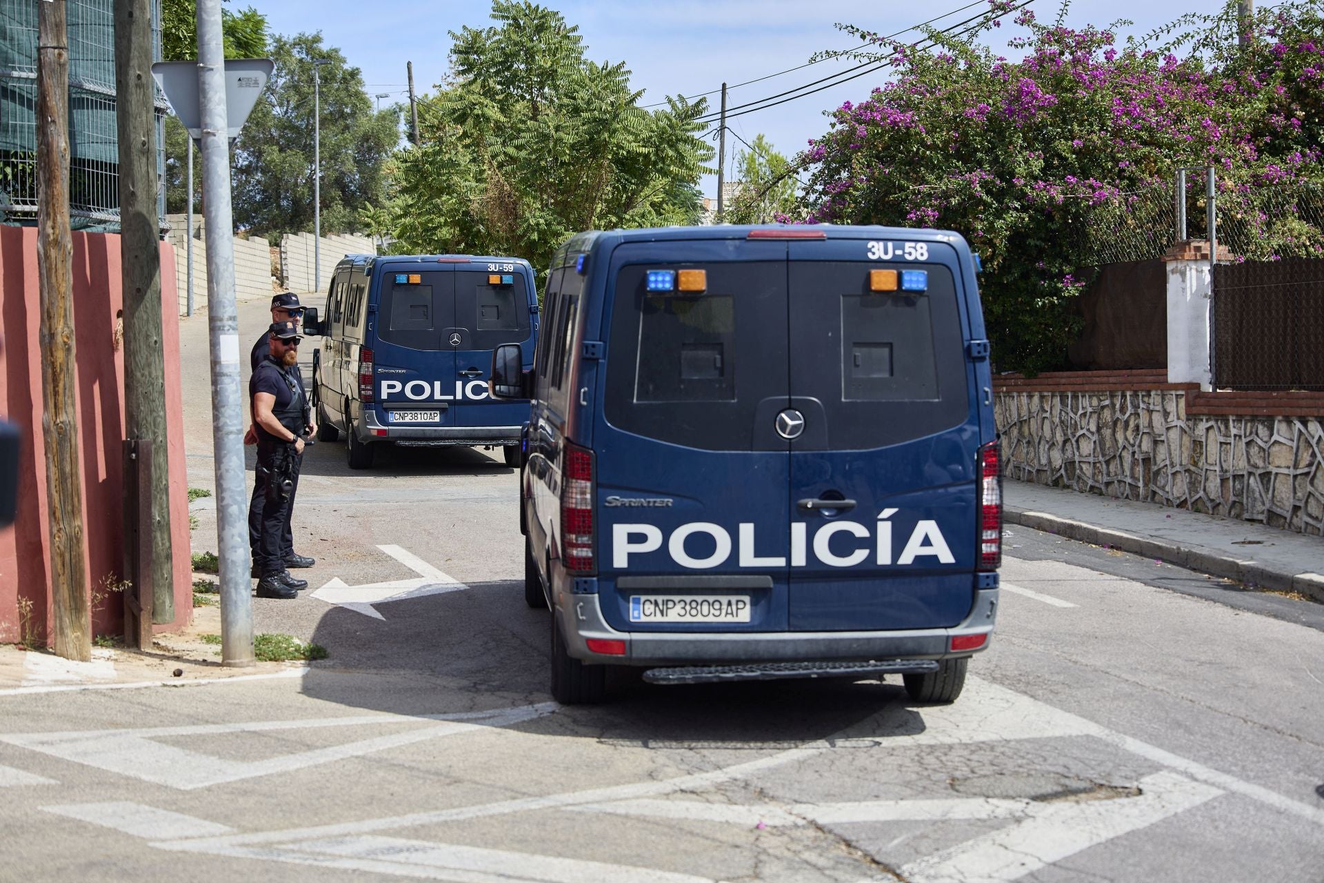 La Policía detiene a dos personas huidas de la justicia.
