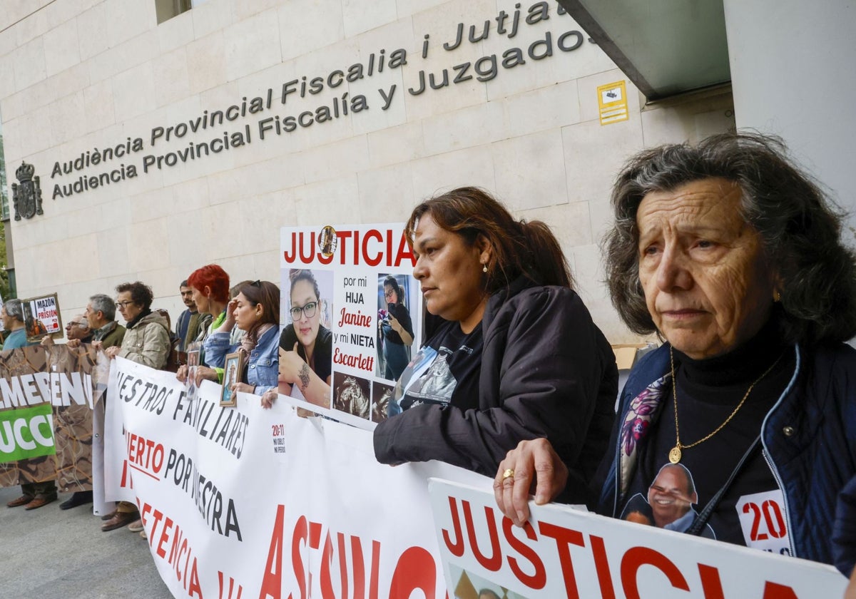 De derecha a izquierda Dolores, Mari y Lourdes, tres familiares de víctimas, durante la concentración.