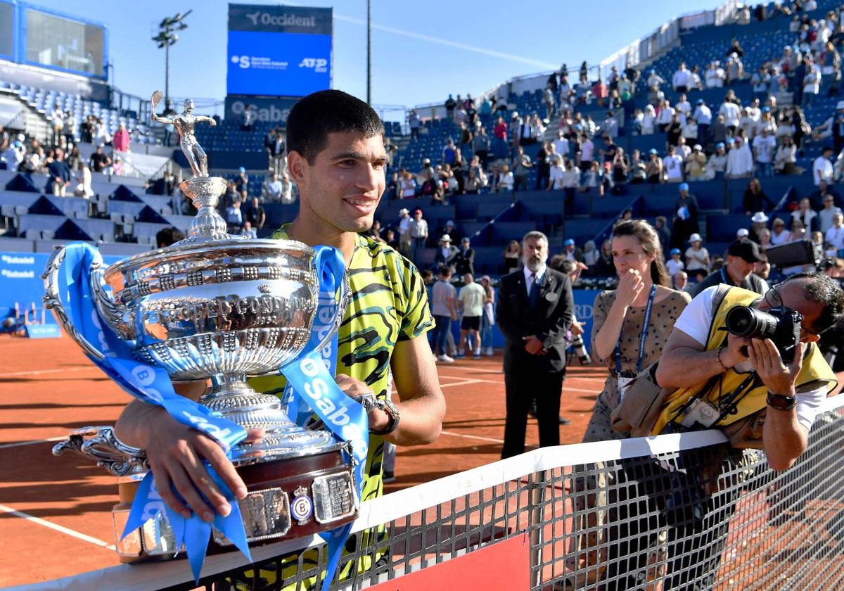 Carlos Alcaraz, con el trofeo de campeón del Conde de Godó.