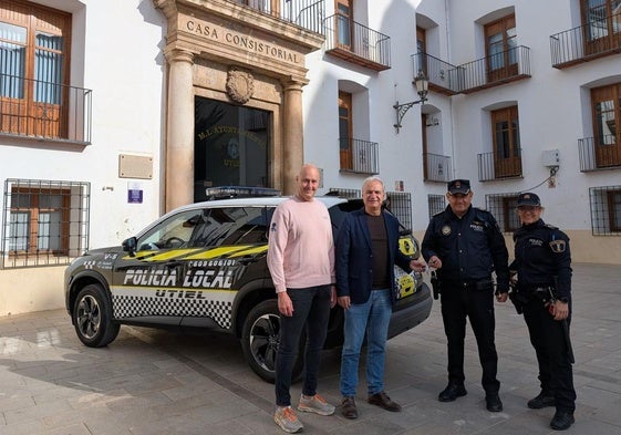El alcalde Ricardo Gabaldón, con chaqueta, en el acto de recepción del vehículo.