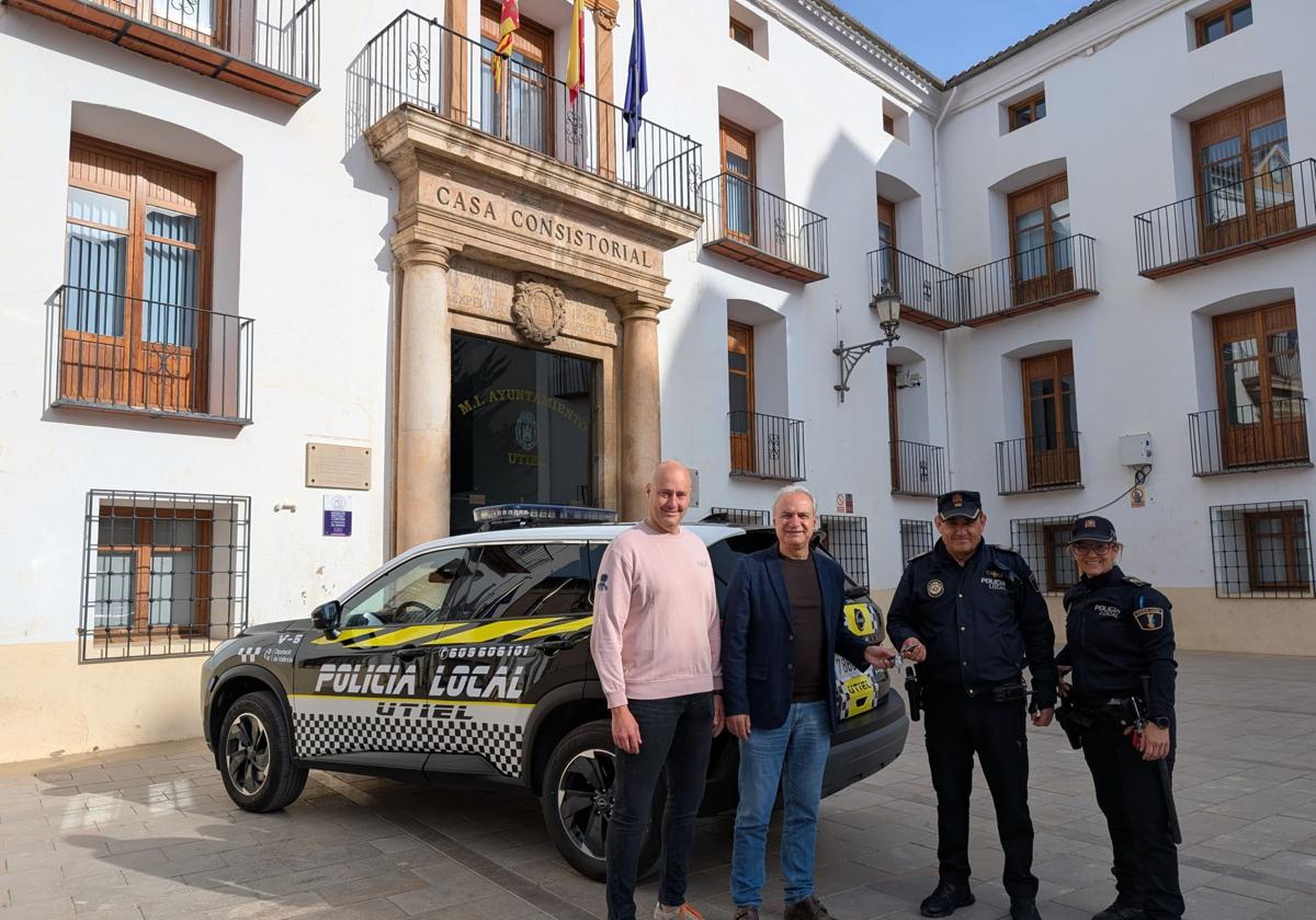 La Policía Local de Utiel estrena vehículo donado por la Diputación