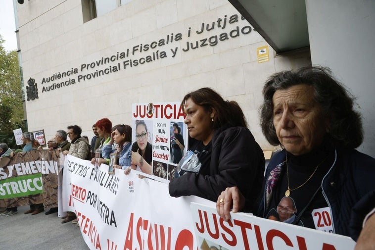 Las asociaciones de víctimas de la Dana protestan contra Pradas y Argüeso en la Ciudad de la Justicia