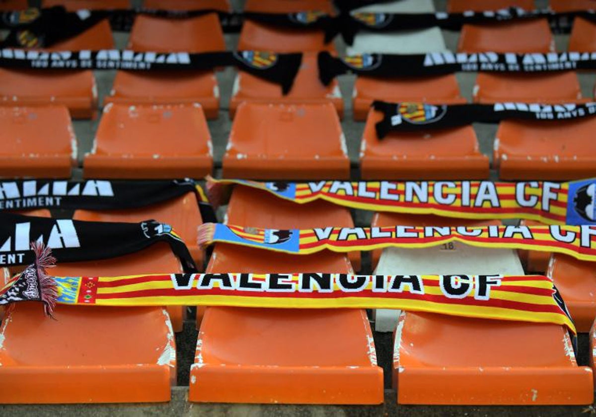 Bufandas del Valencia sobre las butacas de Mestalla.