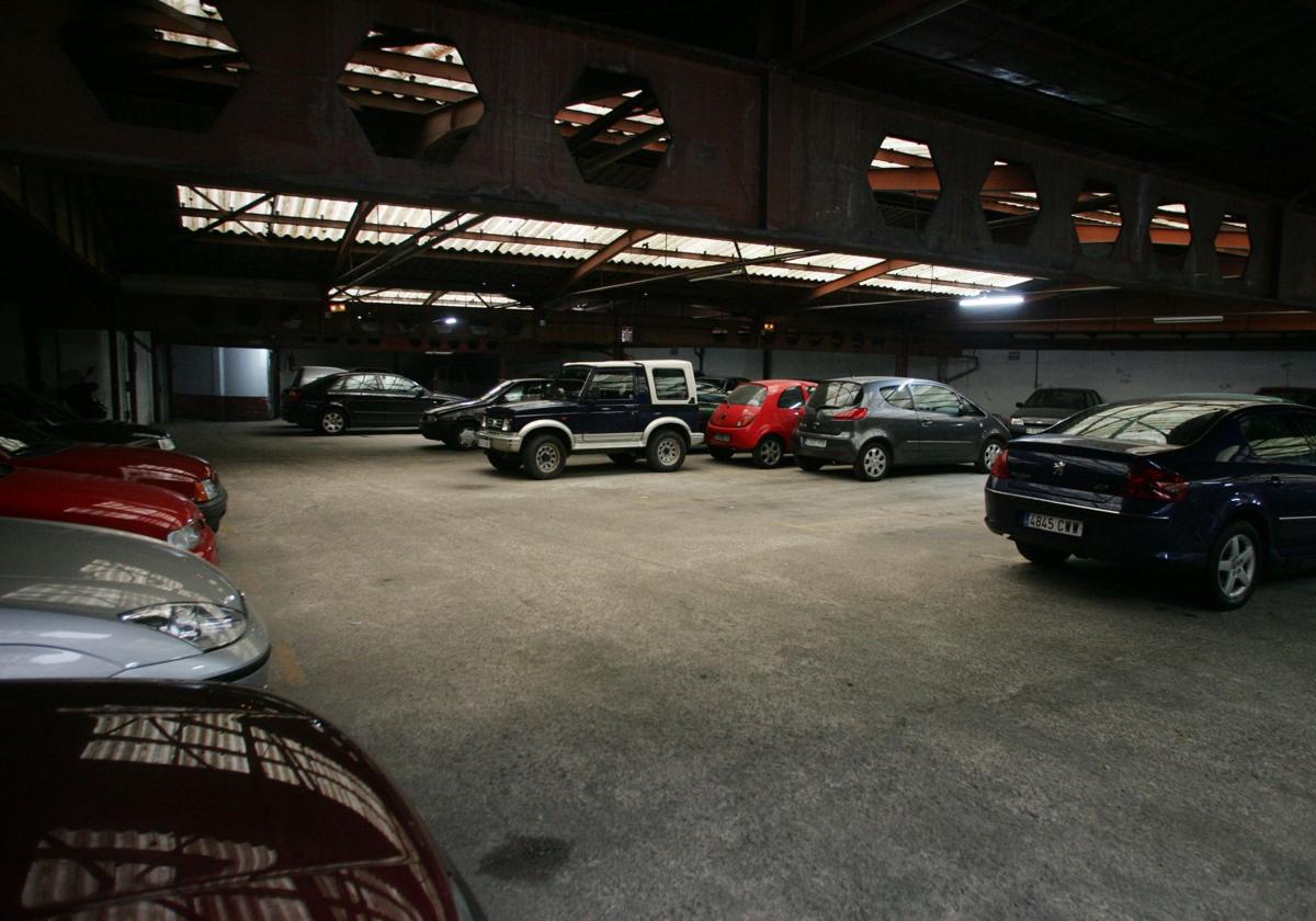Coches en sus plazas de garaje.