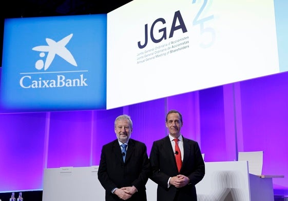 El presidente de CaixaBank, Tomás Muniesa, y el consejero delegado, Gonzalo Gortázar, antes de la junta de accionistas.