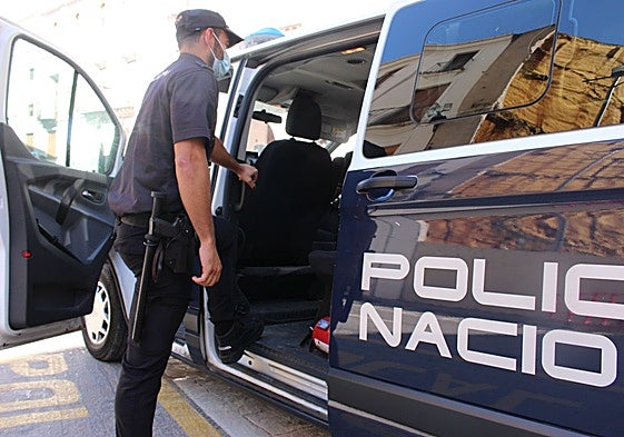 Un agente de la Policía Nacional entra en un furgón, en una imagen de archivo.