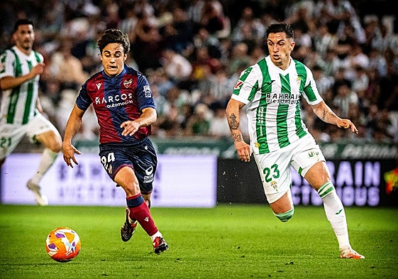 Carlos Álvarez conduce el balón en Córdaoba.