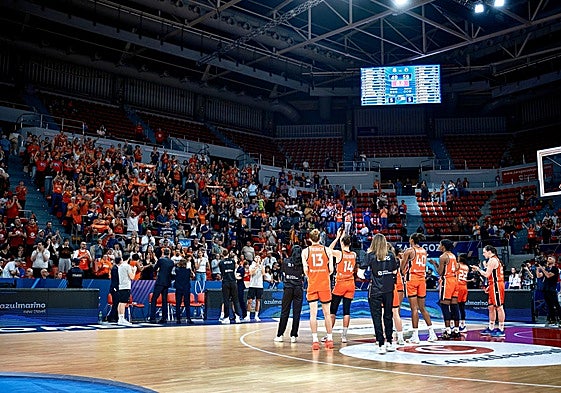 La jugadoras del Valencia Basket se despiden de la afición taronja.