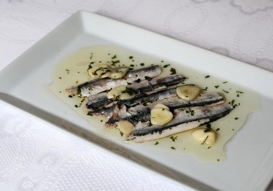 Un plato de boquerones en vinagre.