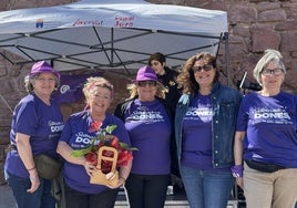 La concejala de Servicios Sociales, Maria Carmen Gozálvez, junto a las amas de casa Tyrius.