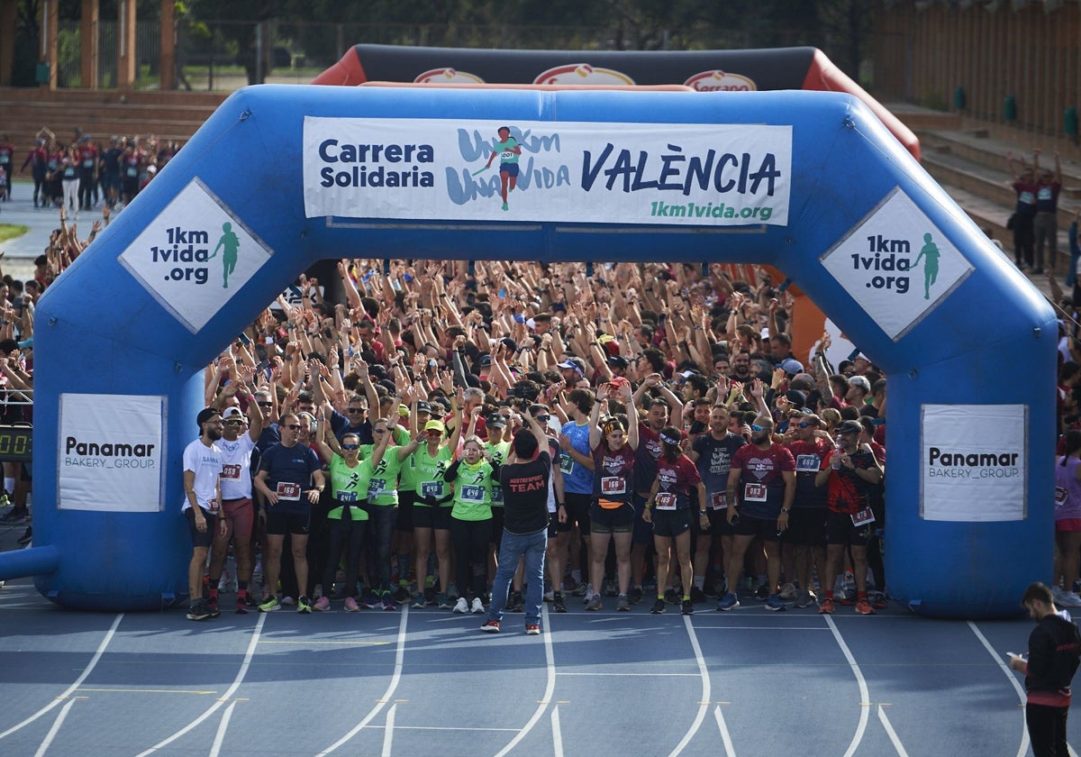 La meta de la solidaridad reúne en Valencia a más de 2.000 corredores que se vuelcan con la dana