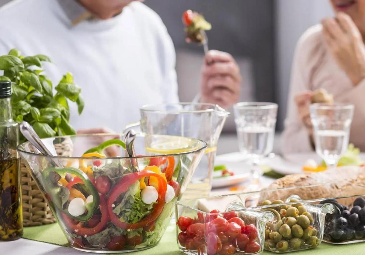 Último aviso de los expertos: el riesgo de comer tarde para la salud cardiovascular