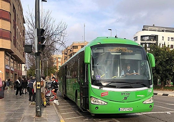 Parada de un autobús metropolitano en Torrent.
