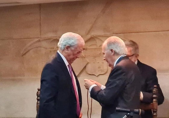 José Luis Manglano impone la distinción de la RACV a Mario Vargas Llosa.