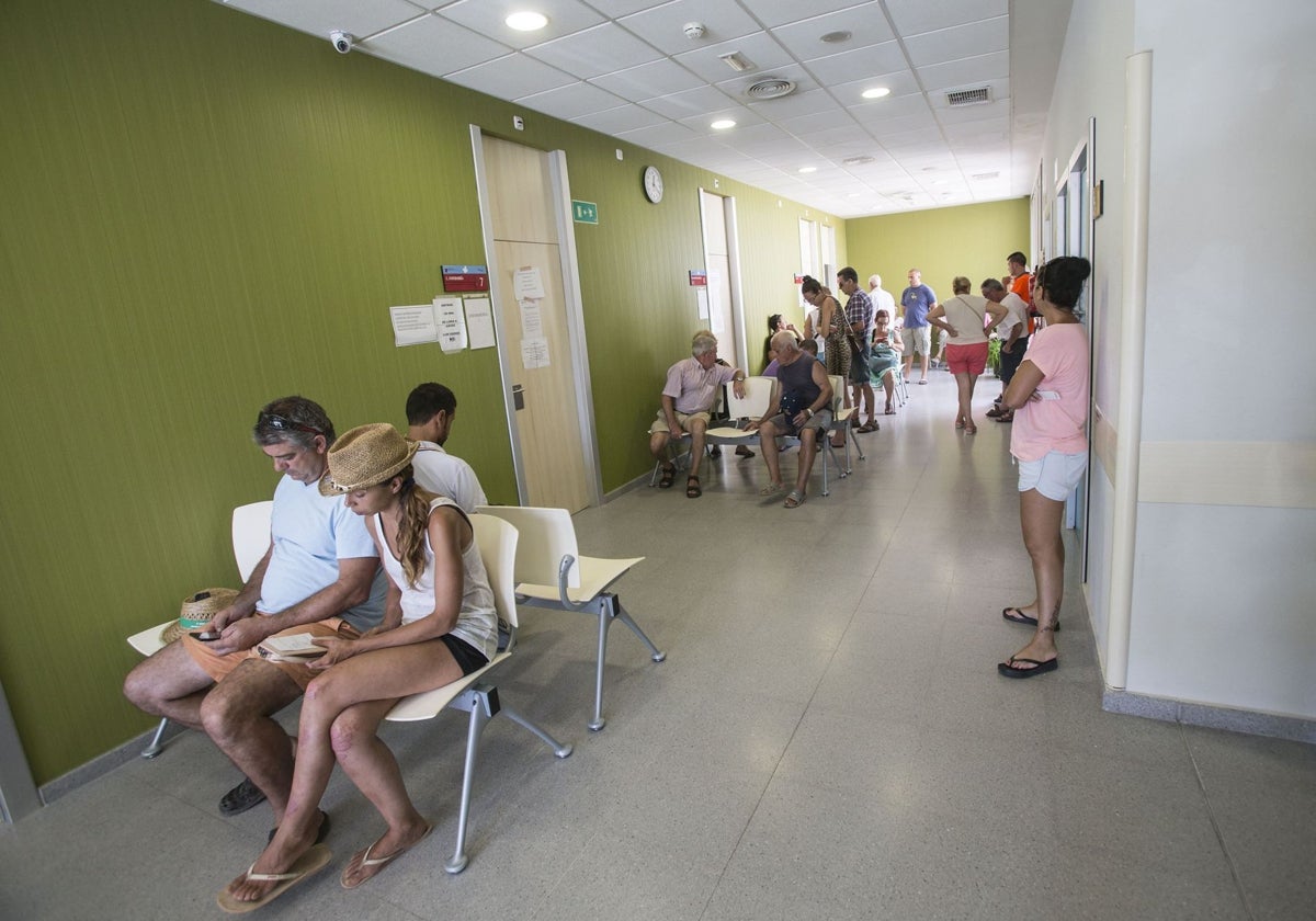 Numerosos pacientes en un consultorio de zona de playa.