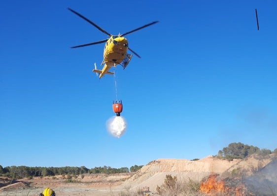 Medio aéreo descargando sobre un incendio, en una imagen de archivo.