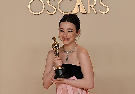 Mikey Madison posa con el Oscar a mejor actriz por 'Anora'.