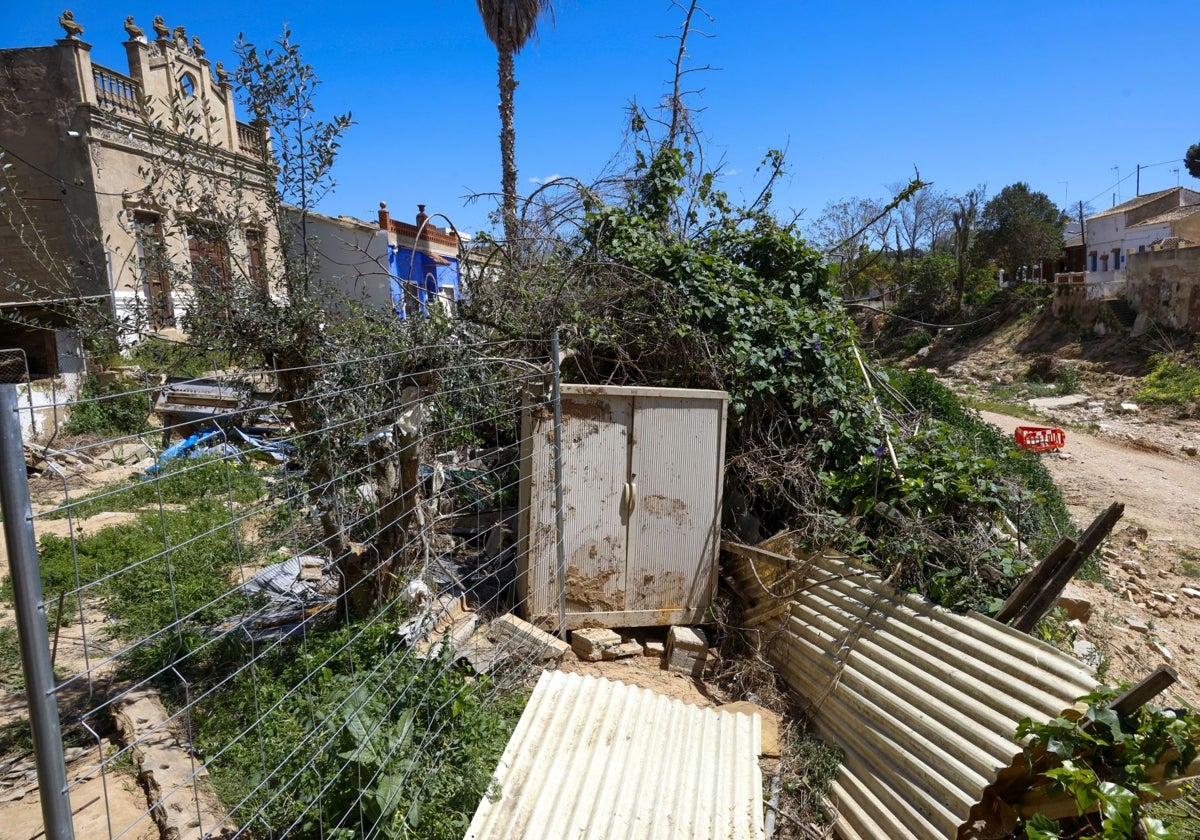 La C/7 Omet, situada a orillas del barranco, continua profundamente afectada por la Dana.