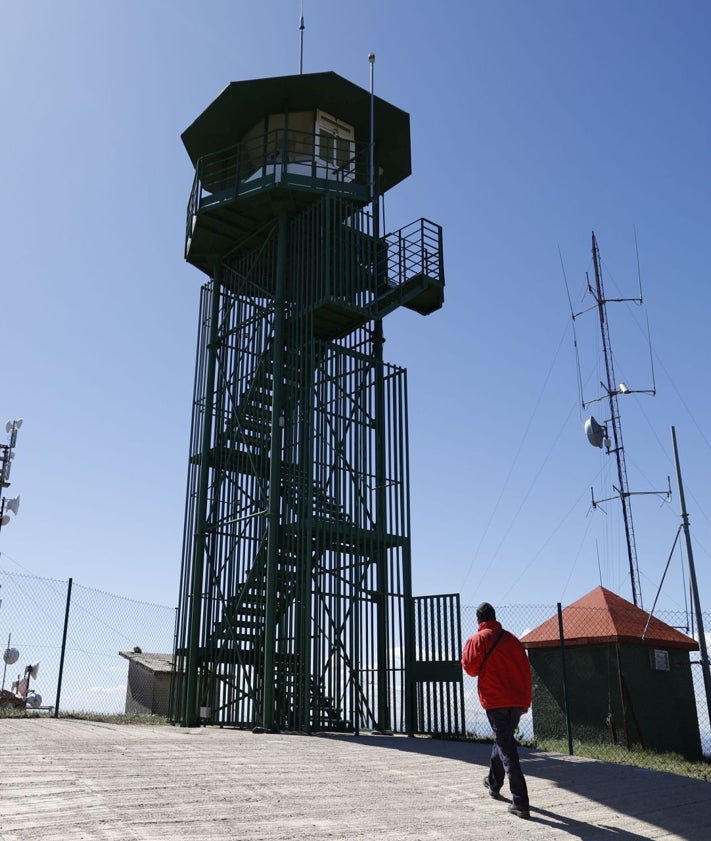 Imagen secundaria 2 - La torre en Alto del Pino permite tener una gran visibilidad de la provincia de Valencia.