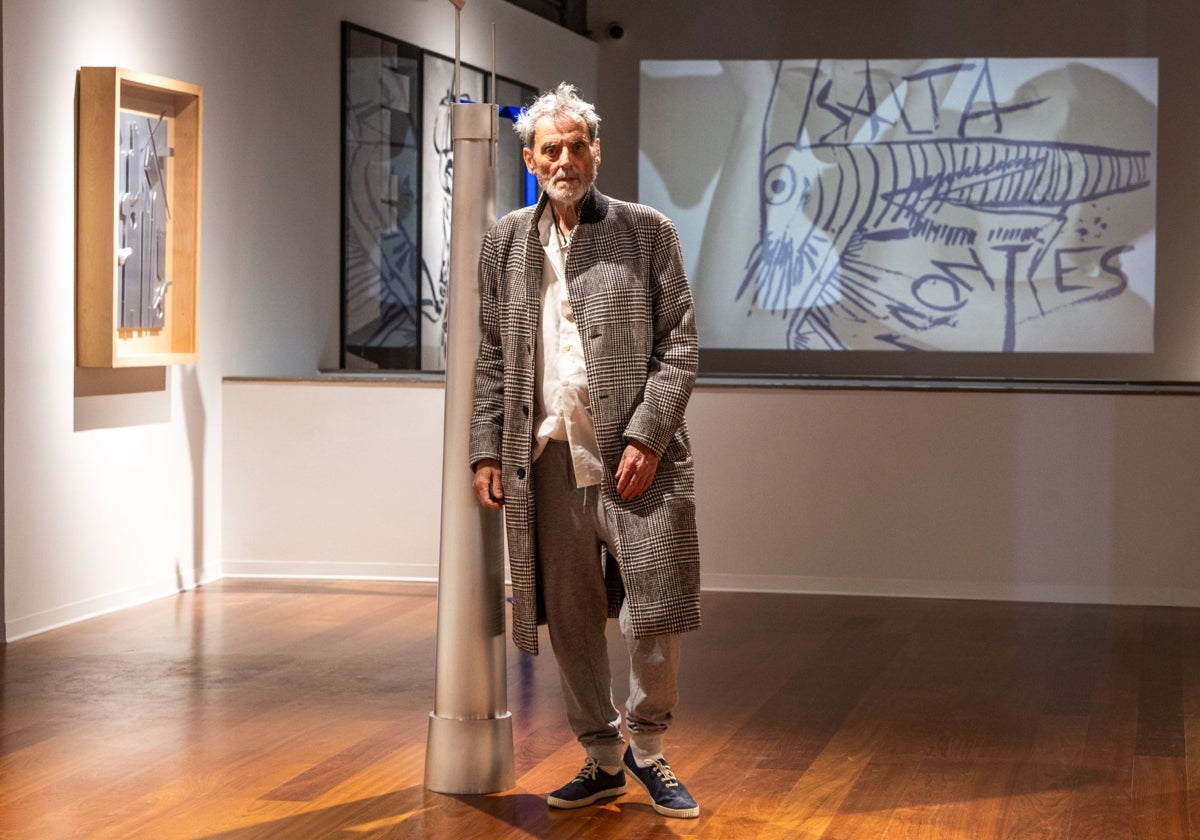 El artista Miquel Navarro en la primera planta del museo.