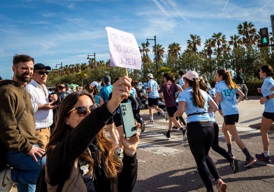 Una mujer anima a los participantes en la última edición de la 15K Valencia Abierta al Mar.