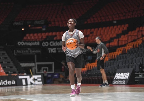 Mama Dembele en su primer entrenamiento.
