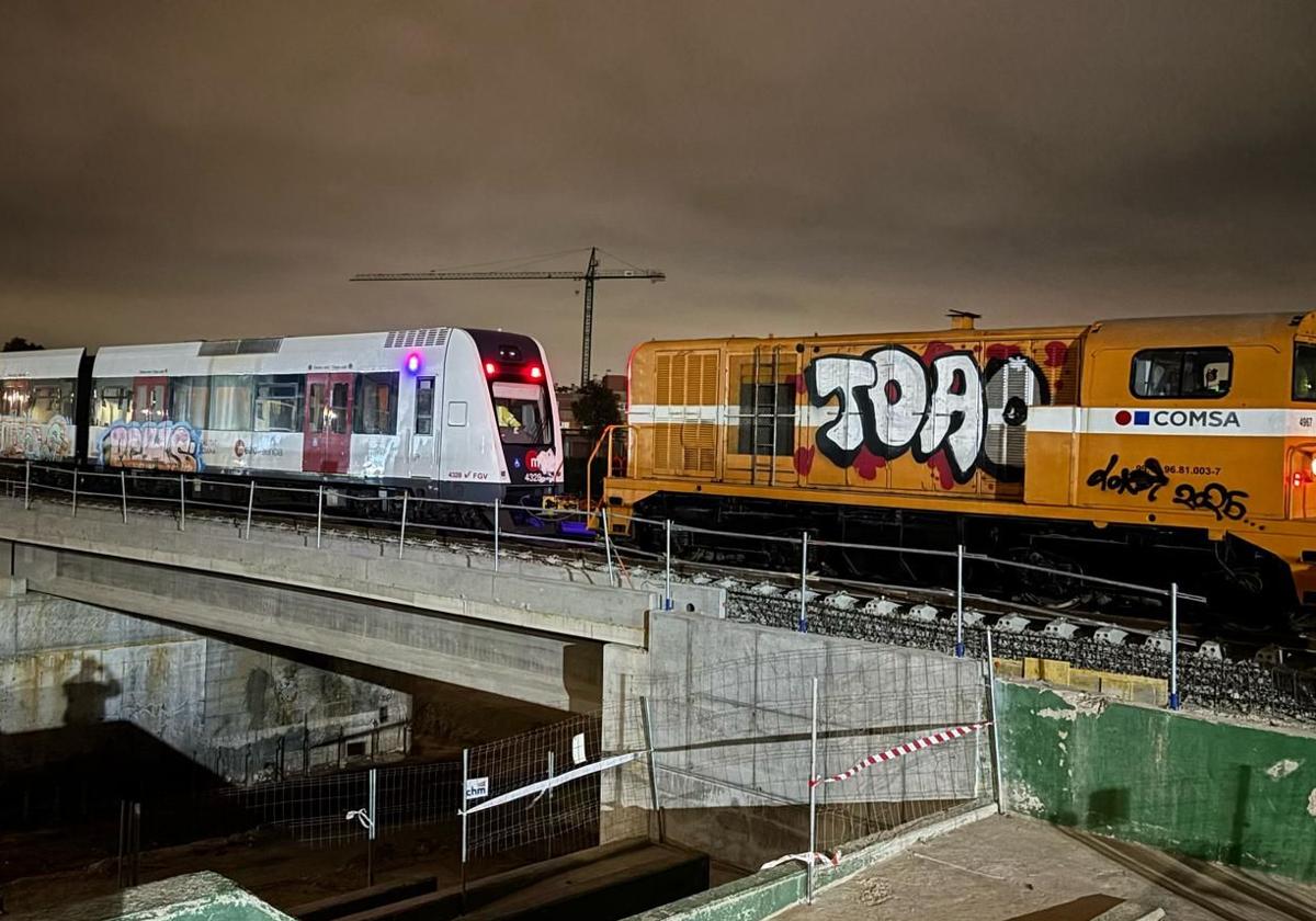 El metro reconstruye taludes, cableado y muros para reabrir tres líneas en verano