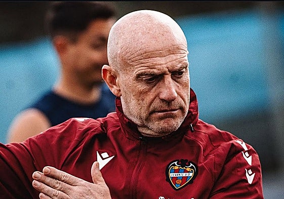 Julián Calero, durante un entrenamiento del Levante.
