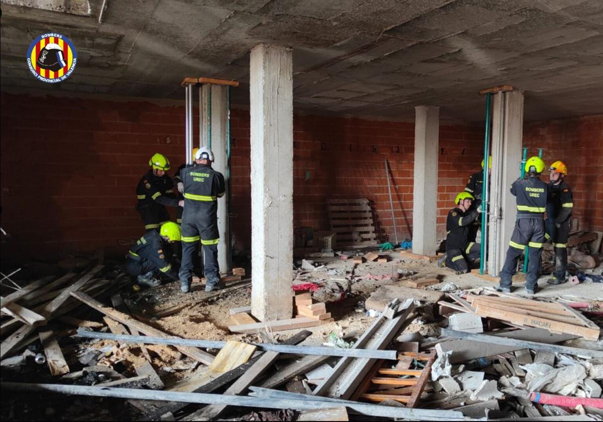 Efectivos de Bomberos realizan las labores de revisión tras el incendio.