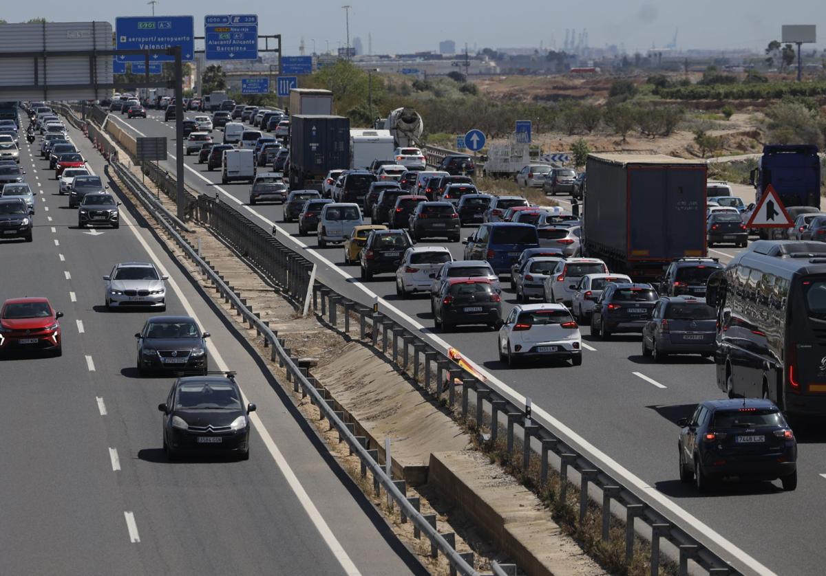 Colapso en la A-3 y el by-pass en la operación salida de Semana Santa