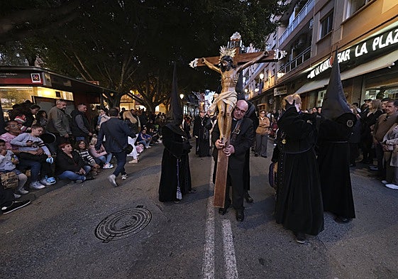 El arzobispo de Valencia, Enrique Benavent, carga con la cruz en la procesión del Santo Entierro.