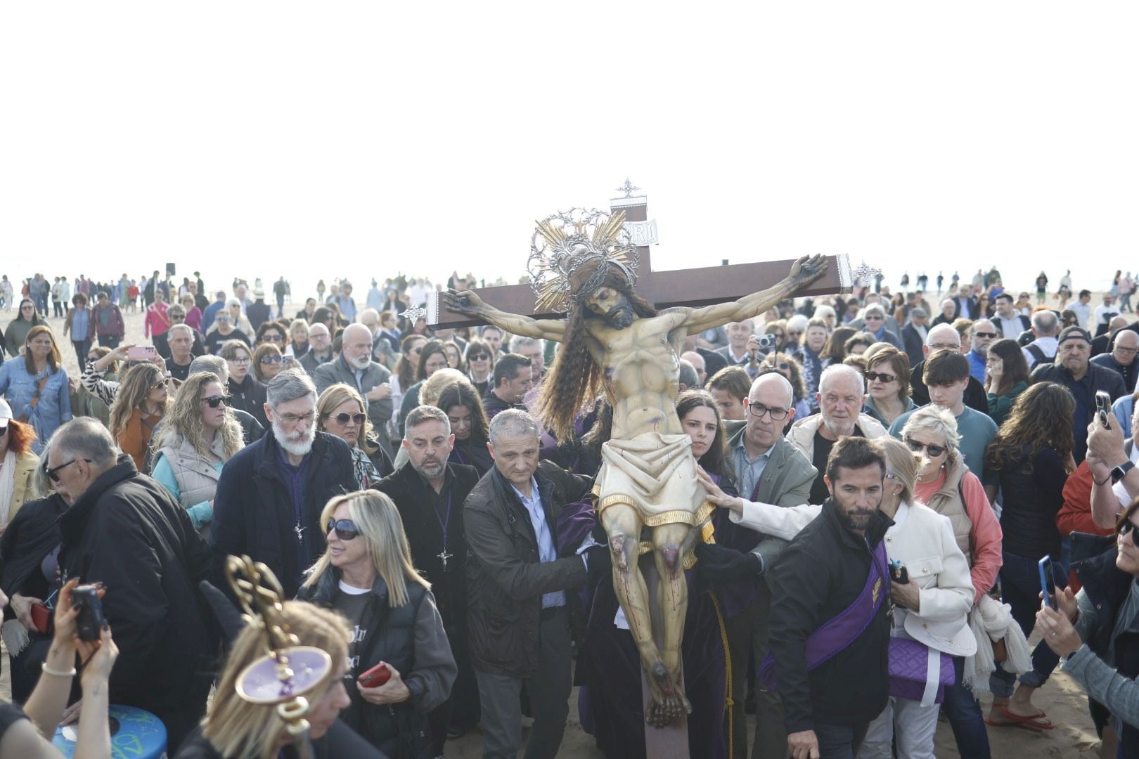 Las fotos del encuentro de los Cristos junto a la playa de Valencia