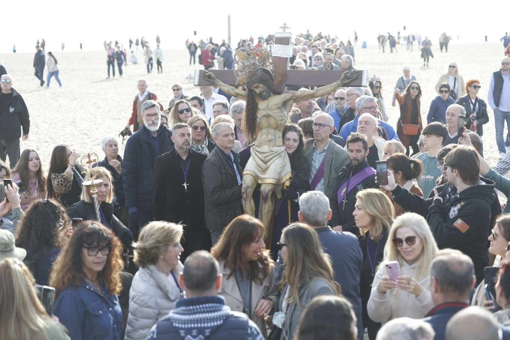 Las fotos del encuentro de los Cristos junto a la playa de Valencia