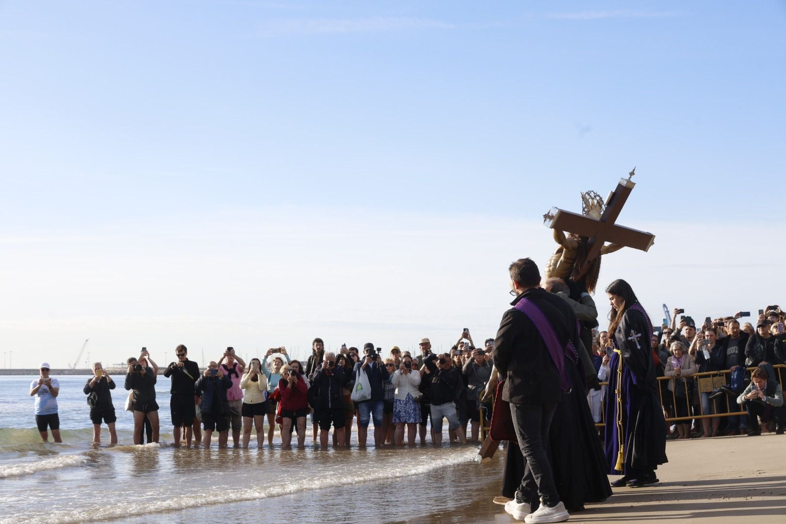Las fotos del encuentro de los Cristos junto a la playa de Valencia