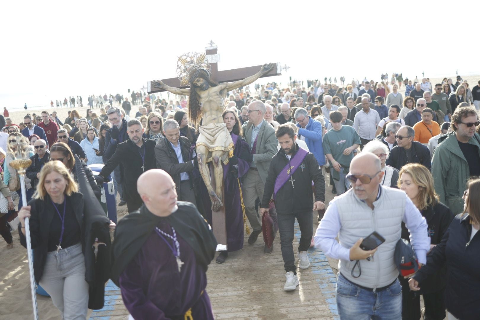 Las fotos del encuentro de los Cristos junto a la playa de Valencia