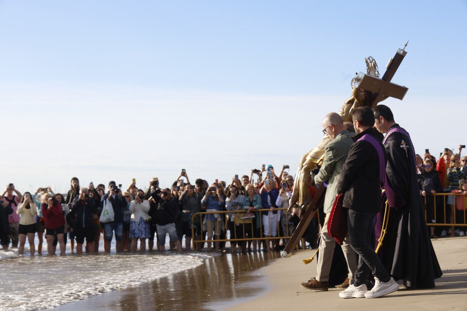 Las fotos del encuentro de los Cristos junto a la playa de Valencia