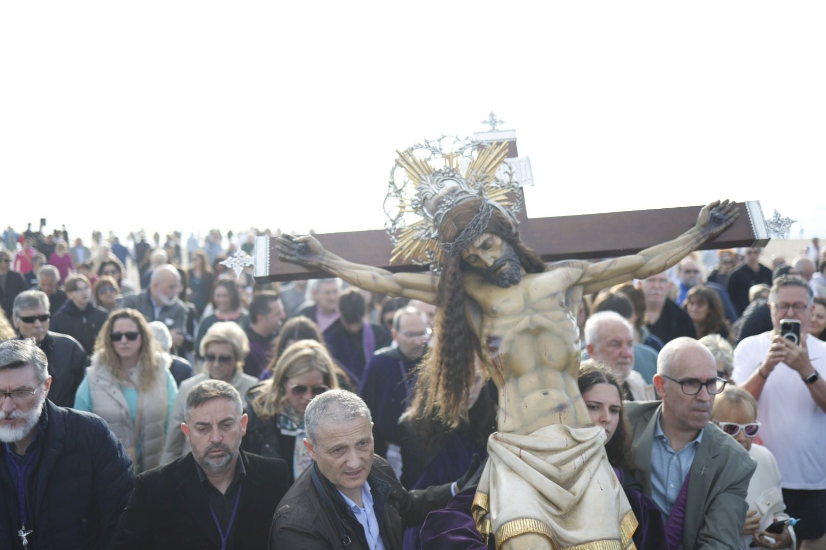 Las fotos del encuentro de los Cristos junto a la playa de Valencia