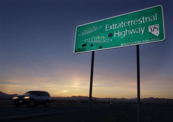 Un coche circula al anochecer por la Carretera Extraterrestre, que discurre por el límite este del Área 51.