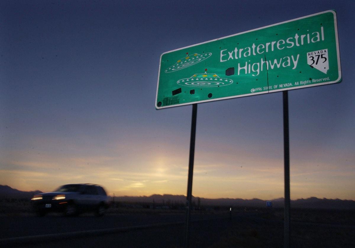 Un coche circula al anochecer por la Carretera Extraterrestre, que discurre por el límite este del Área 51.