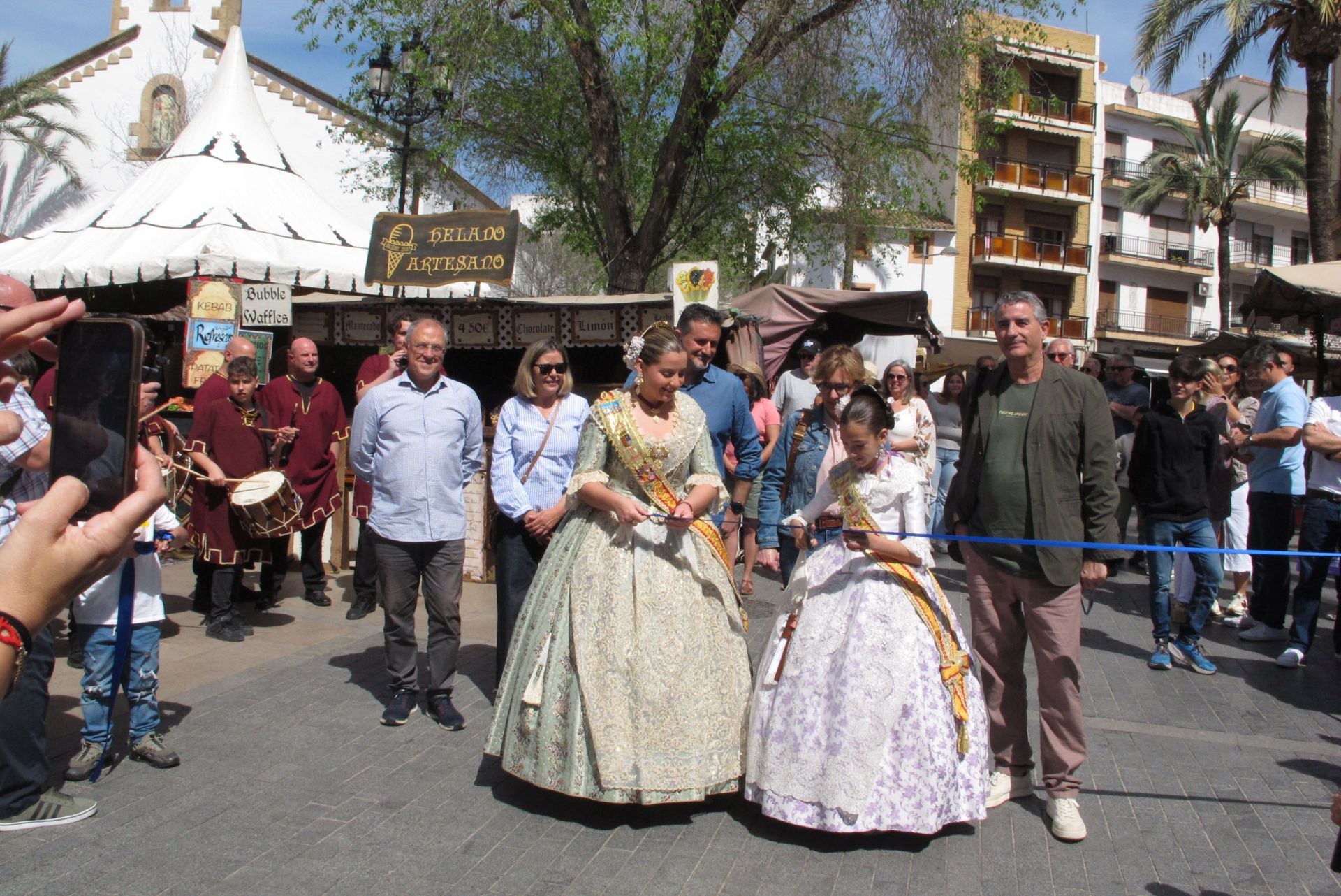 Imagen principal - La inauguración de la feria, uno de los puestos y el espectáculos sobre Jaume I.