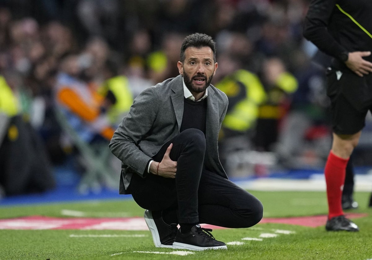 Carlos Corberán, durante el partido en el Santiago Bernabéu.