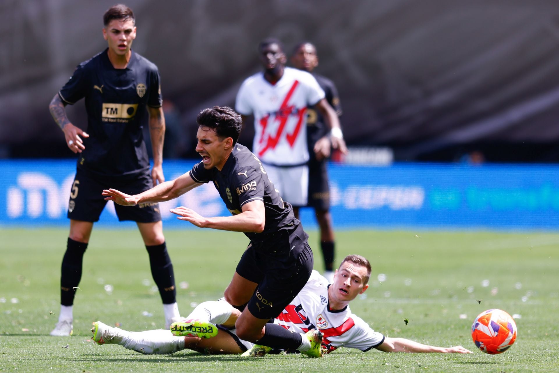 FOTOS | El Valencia CF pesca un punto ante el Rayo