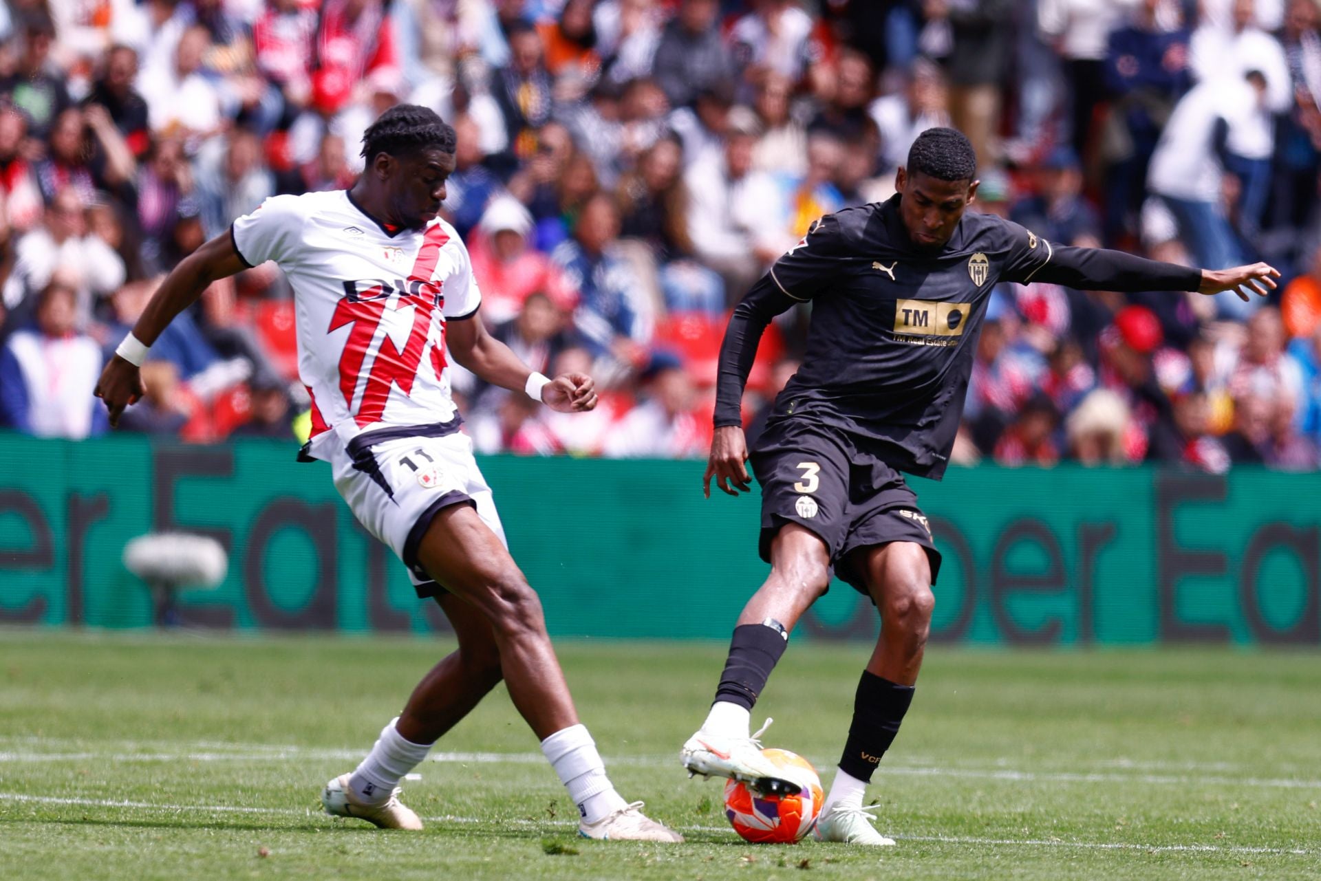 FOTOS | El Valencia CF pesca un punto ante el Rayo