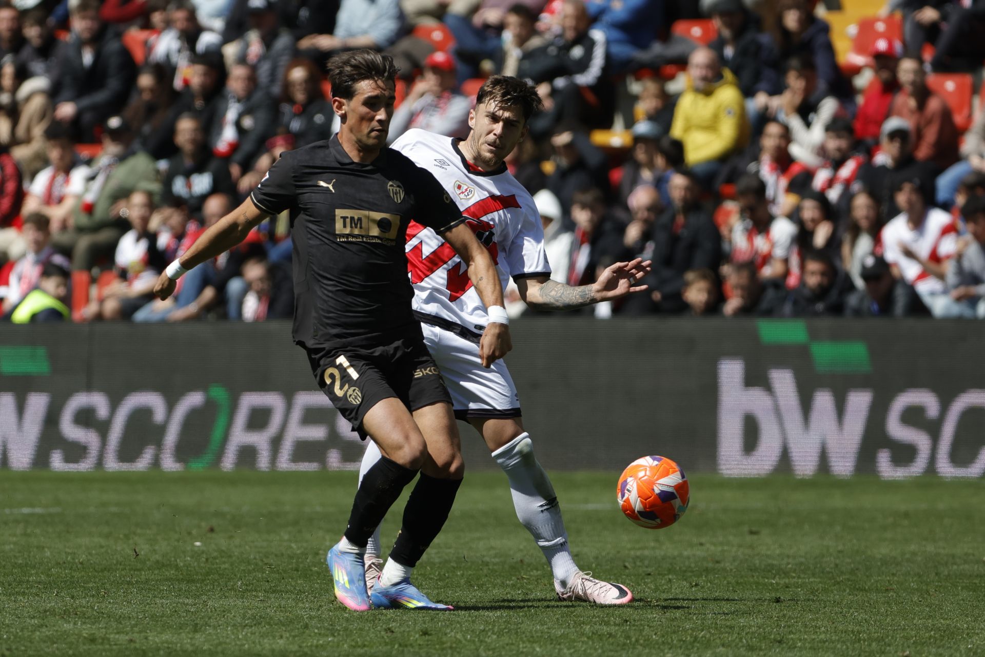 FOTOS | El Valencia CF pesca un punto ante el Rayo