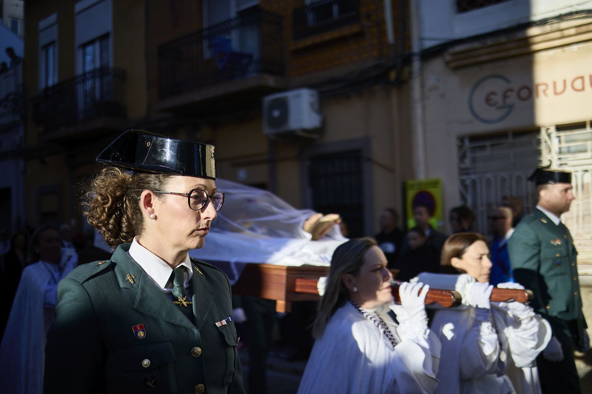 FOTOS | La figura del Cristo Yacente recorre las calles del Marítimo de Valencia